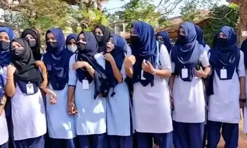 ഹിജാബ് വിലക്കുമായി ബന്ധപ്പെട്ട ഹരജികൾ സുപ്രിംകോടതിയുടെ പ്രത്യേക ബെഞ്ച് പരിഗണിക്കുമെന്ന് ചീഫ് ജസ്റ്റിസ് ഹിജാബ് വിലക്കുമായി ബന്ധപ്പെട്ട ഹരജികൾ സുപ്രിംകോടതിയുടെ പ്രത്യേക ബെഞ്ച് പരിഗണിക്കുമെന്ന് ചീഫ് ജസ്റ്റിസ്