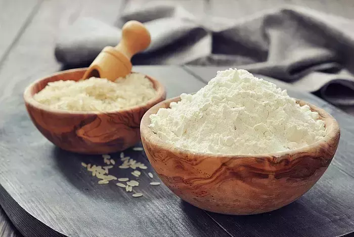 കുറച്ചു അരിപ്പൊടി മതി മുഖം തിളങ്ങാന്‍; ഇങ്ങനെ ചെയ്തു നോക്കൂ