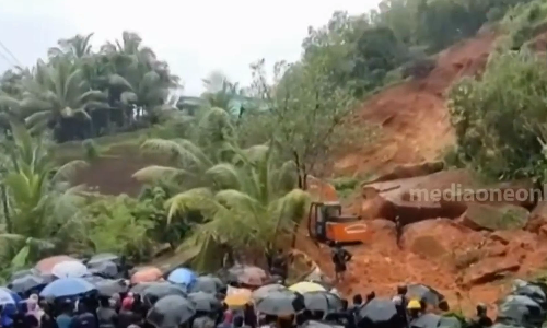 കർണാടകയിൽ വീടിന് മുകളിൽ കുന്നിടിഞ്ഞ് വീണു; നാല് പേർ മരിച്ചു
