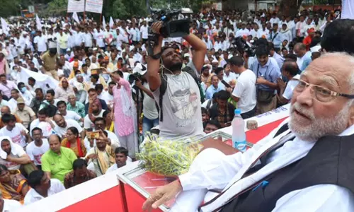 വിതരണക്കാർക്ക് മതിയായ തുക നൽകാത്തത് ക്രൂരമായ തമാശ; കേന്ദ്ര സർക്കാറിനെതിരെ ഡൽഹിയിൽ സമരം ചെയ്ത് മോദിയുടെ സഹോദരൻ പ്രഹ്ലാദ് മോദി