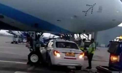 ഡ്രൈവർ ഉറങ്ങിപ്പോയി; വിമാനത്താവളത്തിലെ ഗ്രൗണ്ട് വാഹനം ഇൻഡിഗോ വിമാനത്തിനടിയിലെത്തി