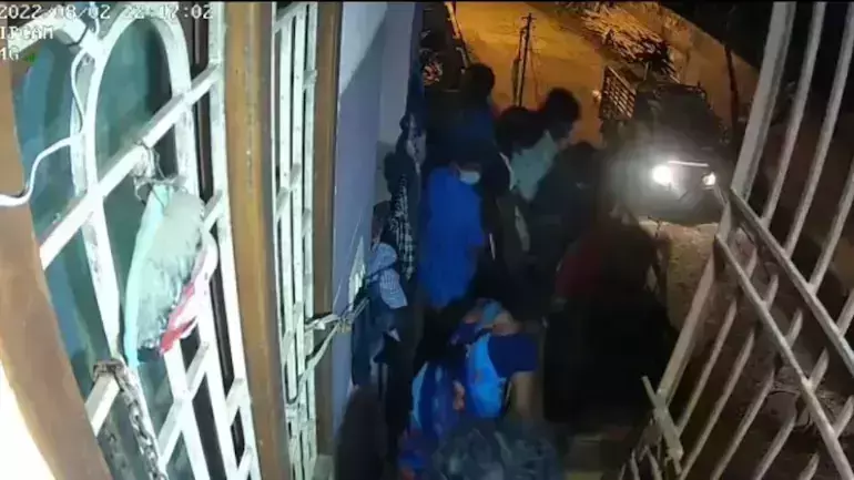 തമിഴ്നാട്ടില് 15 പേര് ചേര്ന്ന് വീട്ടില് നിന്നും യുവതിയെ തട്ടിക്കൊണ്ടുപോയി; പിടിയില് തമിഴ്നാട്ടില് 15 പേര് ചേര്ന്ന് വീട്ടില് നിന്നും യുവതിയെ തട്ടിക്കൊണ്ടുപോയി; പിടിയില്