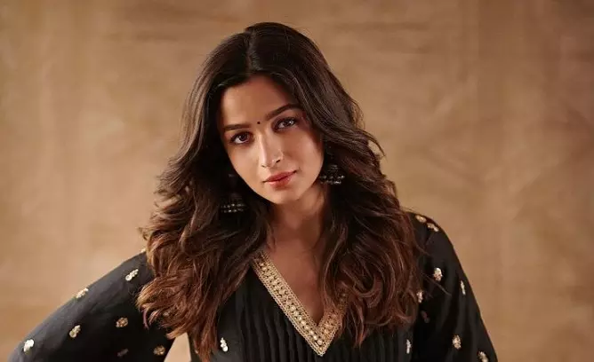 ശരീരം ഫിറ്റാണെങ്കിൽ ഗർഭാവസ്ഥയിലും വിശ്രമം വേണ്ട; ജോലി ചെയ്യുന്നതാണ് സമാധാനമെന്ന് ആലിയ ഭട്ട് ശരീരം ഫിറ്റാണെങ്കിൽ ഗർഭാവസ്ഥയിലും വിശ്രമം വേണ്ട; ജോലി ചെയ്യുന്നതാണ് സമാധാനമെന്ന് ആലിയ ഭട്ട്