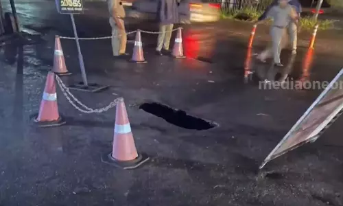 മൂവാറ്റുപുഴ എം.സി റോഡിൽ വലിയ ഗർത്തം; സ്ഥലത്ത് ഗതാഗത നിയന്ത്രണം