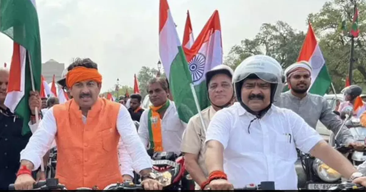 ഹെല്‍മറ്റ് ഇല്ലാതെ ബൈക്ക് ഓടിച്ച ബി.ജെ.പി എം.പിയ്ക്ക് പിഴ; പിന്നാലെ ക്ഷമാപണം