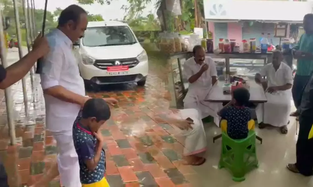 കുഞ്ഞ് ചെരുപ്പ് ഒലിച്ചു പോയി, ജയപ്രസാദിന്‍റെ കണ്ണില്‍ സങ്കടമിരമ്പി, ഒട്ടിപ്പുള്ള പുതിയ ചെരുപ്പ് വാങ്ങി നല്‍കി വി.ഡി സതീശന്‍