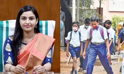 മഴയായതിനാൽ കളക്ടർ എഴുന്നേൽക്കാൻ താമസിച്ചു; അവധി പ്രഖ്യാപിക്കാൻ വൈകിയ രേണുരാജിന് പൊങ്കാല