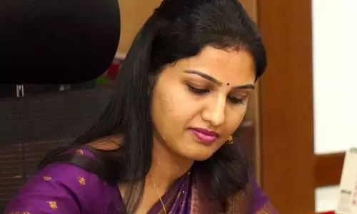 പുള്ളാര് റബ്ബർ ബാൻഡ് അല്ല,വിട്ടത് പോലെ തിരിച്ചു വരാൻ; കലക്ടർ രേണുരാജിനെതിരെ വിമർശനം ശക്തം