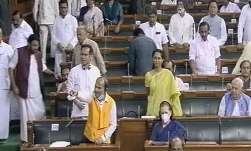 തരൂരും കാര്‍ത്തി ചിദംബരവും പ്രതിഷേധിക്കുന്നില്ലെന്ന് ഡിഎംകെയുടെ പരാതി; സ്വയം നടുത്തളത്തിലിറങ്ങി സോണിയ