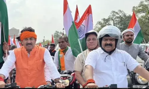 ഹെല്‍മറ്റ് ഇല്ലാതെ ബൈക്ക് ഓടിച്ച ബി.ജെ.പി എം.പിയ്ക്ക് പിഴ; പിന്നാലെ ക്ഷമാപണം