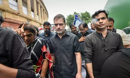 ഡൽഹിയിൽ കോൺഗ്രസ് പ്രതിഷേധം; രാഹുൽ ഗാന്ധി, ശശി തരൂർ അടക്കം കോൺഗ്രസ് എം.പിമാർ കസ്റ്റഡിയിൽ ഡൽഹിയിൽ കോൺഗ്രസ് പ്രതിഷേധം; രാഹുൽ ഗാന്ധി, ശശി തരൂർ അടക്കം കോൺഗ്രസ് എം.പിമാർ കസ്റ്റഡിയിൽ