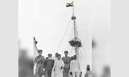 ദേശീയപതാകയ്ക്കൊപ്പം കരുണാനിധി; മോദിക്ക് സ്റ്റാലിന്റെ മറുപടി ദേശീയപതാകയ്ക്കൊപ്പം കരുണാനിധി; മോദിക്ക് സ്റ്റാലിന്റെ മറുപടി