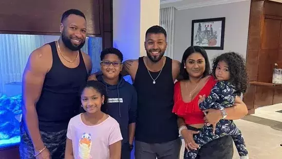 രാജാവിന്റെ വീട് സന്ദർശിക്കാതെ കരീബിയൻ മണ്ണിലേക്കുള്ള യാത്രകൾ പൂർണമാവില്ല; പൊള്ളാര്ഡിന്റെ വീട് സന്ദർശിച്ച് ഹർദിക് പാണ്ഡ്യ രാജാവിന്റെ വീട് സന്ദർശിക്കാതെ കരീബിയൻ മണ്ണിലേക്കുള്ള യാത്രകൾ പൂർണമാവില്ല; പൊള്ളാര്ഡിന്റെ വീട് സന്ദർശിച്ച് ഹർദിക് പാണ്ഡ്യ