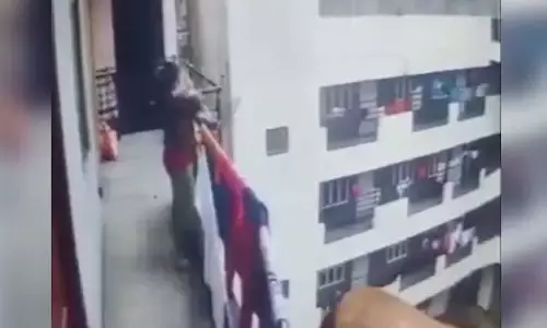 ബംഗളൂരുവിൽ മകളെ നാലാം നിലയിൽനിന്ന് വലിച്ചെറിഞ്ഞ് ഡോക്ടർ; കുട്ടി മരിച്ചു ബംഗളൂരുവിൽ മകളെ നാലാം നിലയിൽനിന്ന് വലിച്ചെറിഞ്ഞ് ഡോക്ടർ; കുട്ടി മരിച്ചു