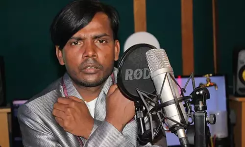 പാട്ടുകേട്ടവര് പരാതി നല്കി; ഇനി പാടരുതെന്ന് ഗായകനോട് പൊലീസ് പാട്ടുകേട്ടവര് പരാതി നല്കി; ഇനി പാടരുതെന്ന് ഗായകനോട് പൊലീസ്