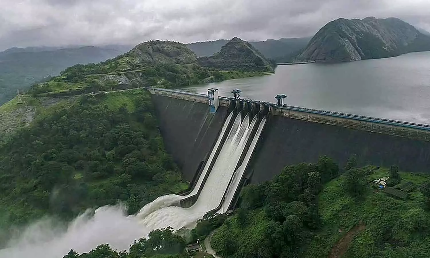 ഇടുക്കി അണക്കെട്ട് നാളെ തുറക്കും; പെരിയാർ തീരത്ത് ജാഗ്രതാ നിർദേശം ഇടുക്കി അണക്കെട്ട് നാളെ തുറക്കും; പെരിയാർ തീരത്ത് ജാഗ്രതാ നിർദേശം