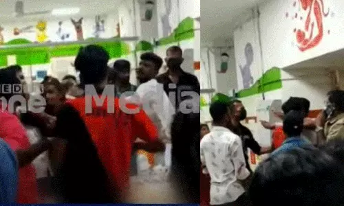 വഴിമാറിക്കൊടുത്തില്ലെന്ന് ആരോപിച്ച്  ആശുപത്രിക്കുള്ളിൽ യുവാവിന് ആംബുലൻസ് ഡ്രൈവർമാരുടെ  ക്രൂരമര്‍ദനം