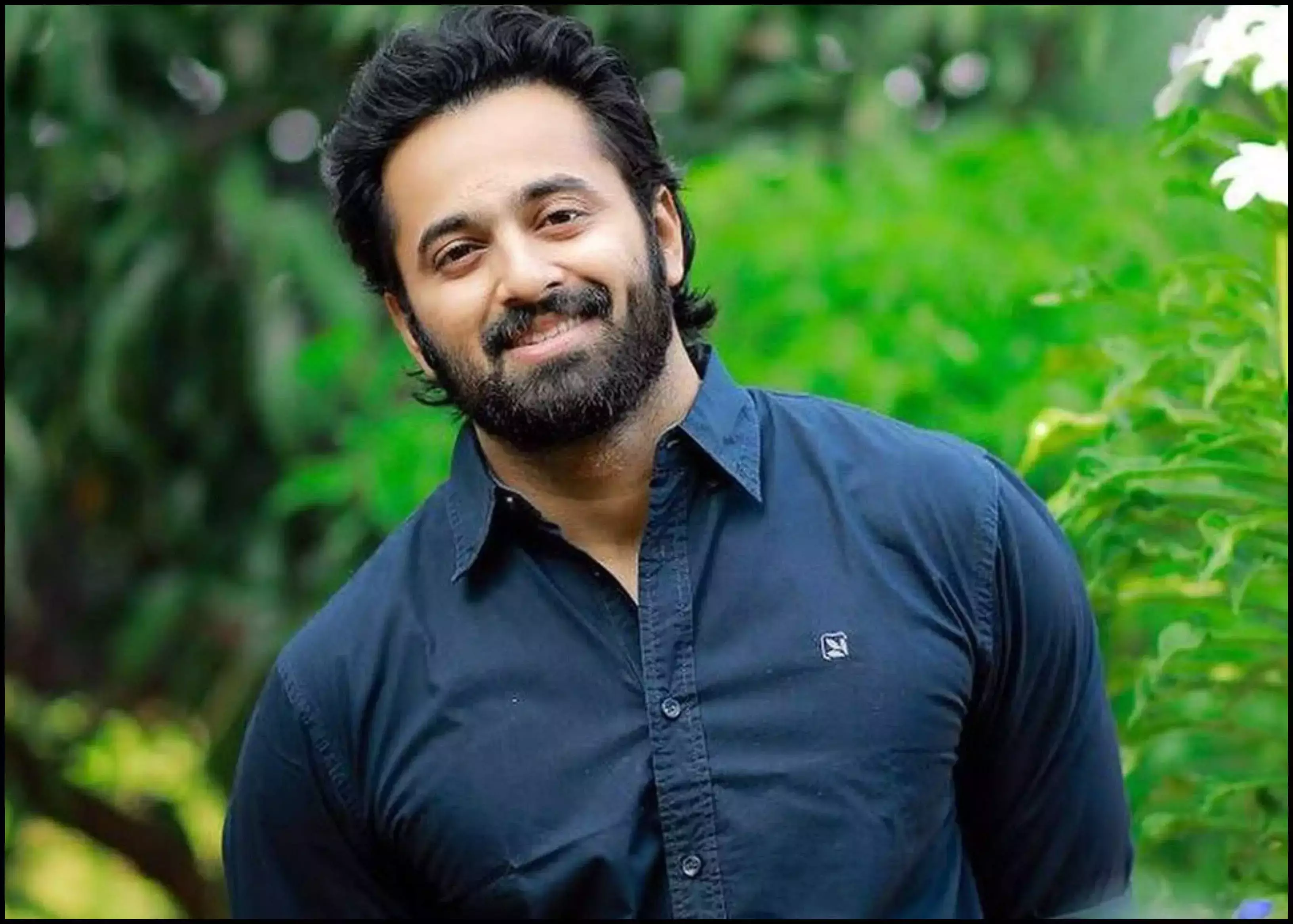 ഉണ്ണിയേട്ടനെ പൊലീസ് പിടിച്ചോയെന്ന് ആരാധകന്; കിടിലന് മറുപടിയുമായി ഉണ്ണി മുകുന്ദന് ഉണ്ണിയേട്ടനെ പൊലീസ് പിടിച്ചോയെന്ന് ആരാധകന്; കിടിലന് മറുപടിയുമായി ഉണ്ണി മുകുന്ദന്