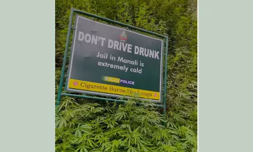 പുകവലിക്കരുത്; അത് നിങ്ങളുടെ ശ്വാസകോശത്തെ കത്തിക്കും; കുളു പൊലീസിന്റെ മുന്നറിയിപ്പ് ബോർഡ് കണ്ട് പൊട്ടിച്ചിരിച്ച് സോഷ്യൽമീഡിയ