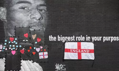 വംശീയതയുടെ ഗ്യാലറിക്കാഴ്ചകള്‍