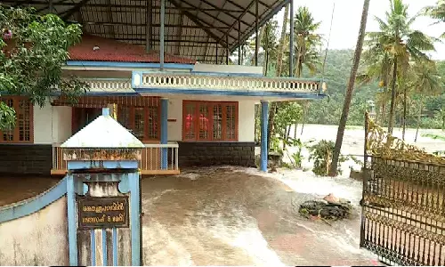 പെരിയാർ തീരത്തെ താഴ്ന്ന പ്രദേശങ്ങളിൽ വെള്ളത്തിനടിയിൽ; ചെറുതോണി തടിയമ്പാട് ചപ്പാത്തില്‍ റോഡിന്റെ ഭാഗം ഒലിച്ചുപോയി