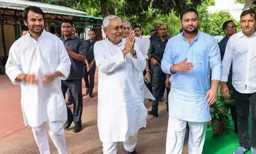 7 പാര്‍ട്ടികളുടെ പിന്തുണയുണ്ട്: ഗവര്‍ണറെ കണ്ട് നിതീഷ് കുമാറും തേജസ്വി യാദവും