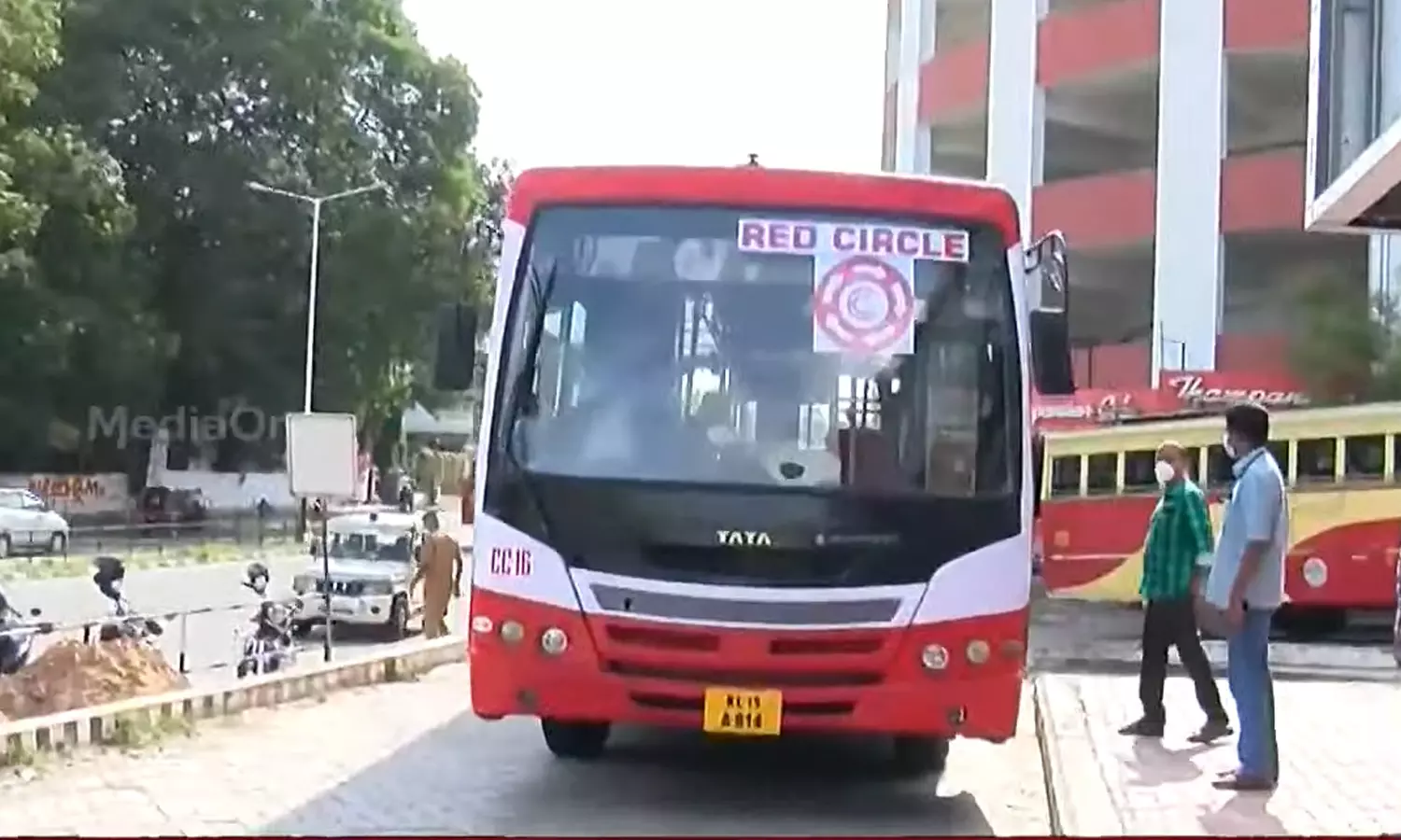 ഡീസലടിക്കാൻ പണമില്ല; എന്നാലും കെ.എസ്.ആർ.ടി.സിയിൽ ധൂർത്തിന് കുറവില്ല- അരക്കോടി ചെലവഴിച്ച് രൂപം മാറ്റം വരുത്തിയ ബസുകൾ വീണ്ടും മാറ്റുന്നു ഡീസലടിക്കാൻ പണമില്ല; എന്നാലും കെ.എസ്.ആർ.ടി.സിയിൽ ധൂർത്തിന് കുറവില്ല- അരക്കോടി ചെലവഴിച്ച് രൂപം മാറ്റം വരുത്തിയ ബസുകൾ വീണ്ടും മാറ്റുന്നു