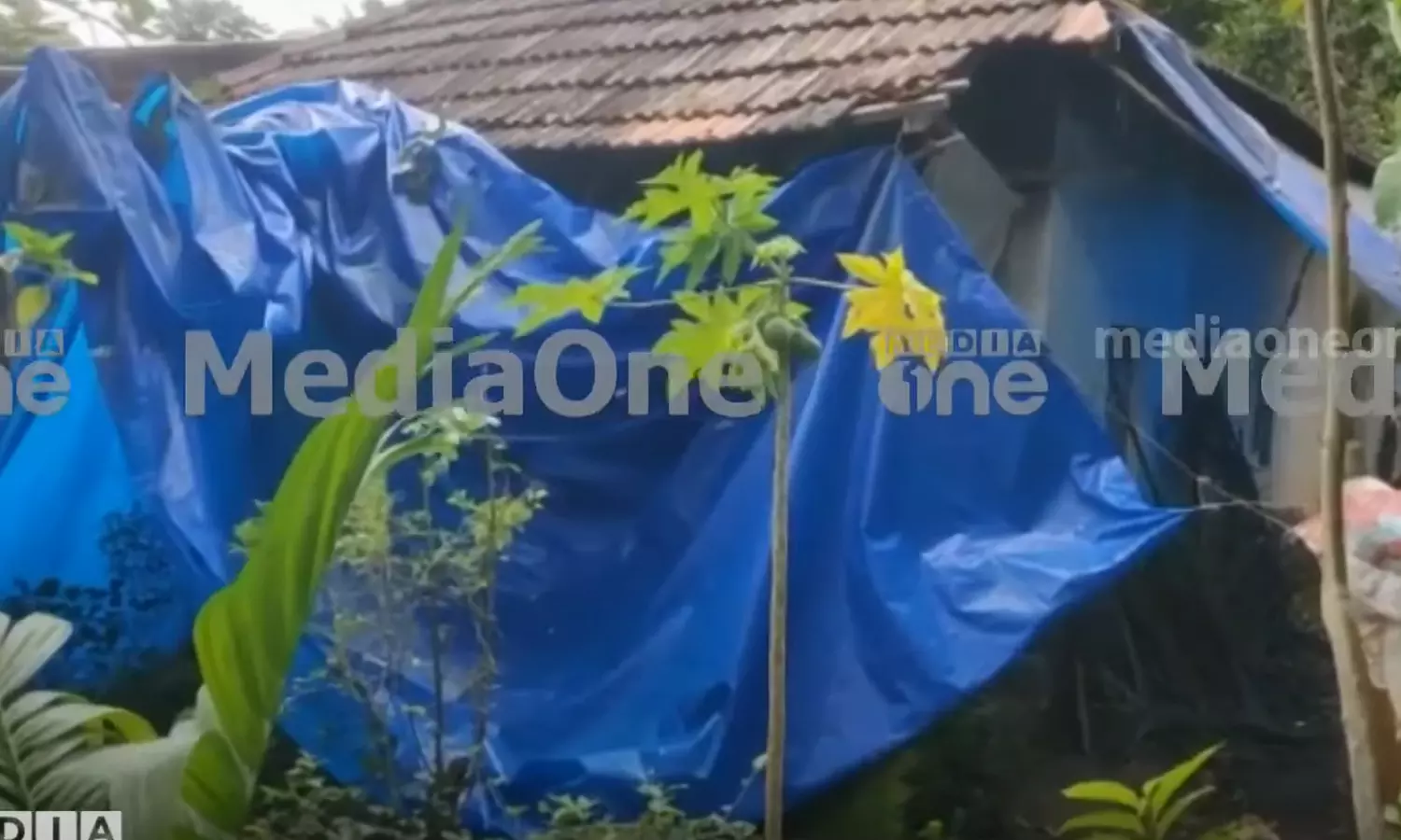 തൃശൂരിൽ മിന്നൽ ചുഴലി; വീടുകളുടെ മേൽക്കൂര പറന്നുപോയി തൃശൂരിൽ മിന്നൽ ചുഴലി; വീടുകളുടെ മേൽക്കൂര പറന്നുപോയി