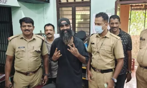 കഞ്ചാവ് കൈവശം വെച്ചതിനു അറസ്റ്റിലായ വ്ലോഗറുമായി വീഡിയോ ചാറ്റിൽ സംസാരിച്ചവരെ കണ്ടെത്താൻ എക്സൈസ് അന്വേഷണം തുടങ്ങി കഞ്ചാവ് കൈവശം വെച്ചതിനു അറസ്റ്റിലായ വ്ലോഗറുമായി വീഡിയോ ചാറ്റിൽ സംസാരിച്ചവരെ കണ്ടെത്താൻ എക്സൈസ് അന്വേഷണം തുടങ്ങി