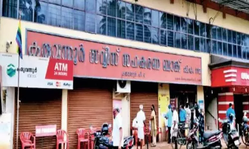 കരുവന്നൂർ ബാങ്കിൽ ഇ.ഡി റെയ്ഡ്; നിരവധി രേഖകൾ പിടിച്ചെടുത്തു