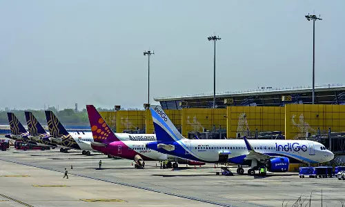 ആഭ്യന്തര വിമാന യാത്രാനിരക്ക് ഇനി കമ്പനികൾക്ക് തീരുമാനിക്കാം; കയ്യൊഴിഞ്ഞ് സർക്കാർ