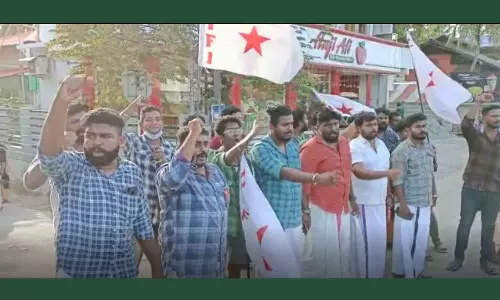 അധികാരികളേ മൂഢൻമാരേ... റോഡിലെ കുഴിയടക്കാത്തതിനെതിരെ പ്രതിഷേധവുമായി ഡിവൈഎഫ്ഐ അധികാരികളേ മൂഢൻമാരേ... റോഡിലെ കുഴിയടക്കാത്തതിനെതിരെ പ്രതിഷേധവുമായി ഡിവൈഎഫ്ഐ