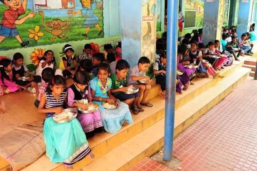 സ്കൂള് ഉച്ചഭക്ഷണത്തിനുള്ള സര്ക്കാര് ഫണ്ട് തികയുന്നില്ല; പണം കണ്ടെത്താനുള്ള നെട്ടോട്ടത്തില് അധ്യാപകരും രക്ഷിതാക്കളും സ്കൂള് ഉച്ചഭക്ഷണത്തിനുള്ള സര്ക്കാര് ഫണ്ട് തികയുന്നില്ല; പണം കണ്ടെത്താനുള്ള നെട്ടോട്ടത്തില് അധ്യാപകരും രക്ഷിതാക്കളും