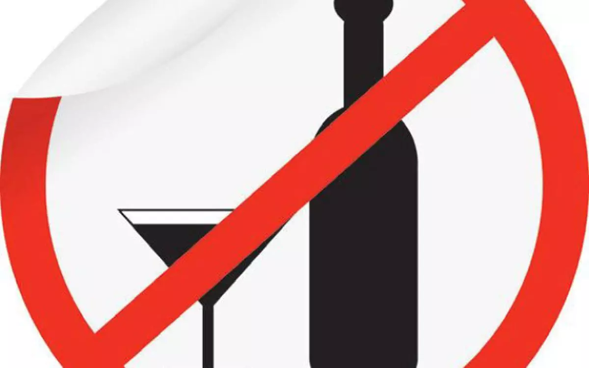 പന്ത്രണ്ട് വയസുകാരിയെ പിതാവ് നിര്ബന്ധിച്ച് മദ്യം കുടിപ്പിച്ചു; കുട്ടി ആശുപത്രിയില് പന്ത്രണ്ട് വയസുകാരിയെ പിതാവ് നിര്ബന്ധിച്ച് മദ്യം കുടിപ്പിച്ചു; കുട്ടി ആശുപത്രിയില്