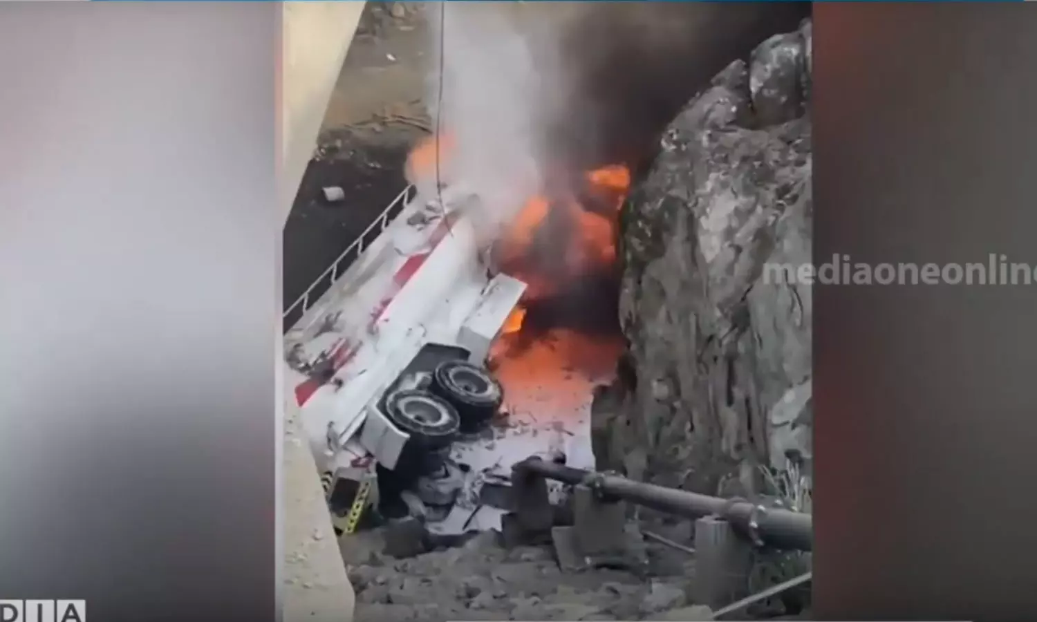 ഫുജൈറയിൽ എണ്ണടാങ്കർ മറിഞ്ഞ് തീപിടിച്ച് ജീവനക്കാരടക്കം ഏഴ് പേർക്ക് പരിക്ക് ഫുജൈറയിൽ എണ്ണടാങ്കർ മറിഞ്ഞ് തീപിടിച്ച് ജീവനക്കാരടക്കം ഏഴ് പേർക്ക് പരിക്ക്