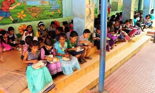 സ്കൂള്‍ ഉച്ചഭക്ഷണത്തിനുള്ള സര്‍ക്കാര്‍ ഫണ്ട് തികയുന്നില്ല; പണം കണ്ടെത്താനുള്ള നെട്ടോട്ടത്തില്‍ അധ്യാപകരും രക്ഷിതാക്കളും