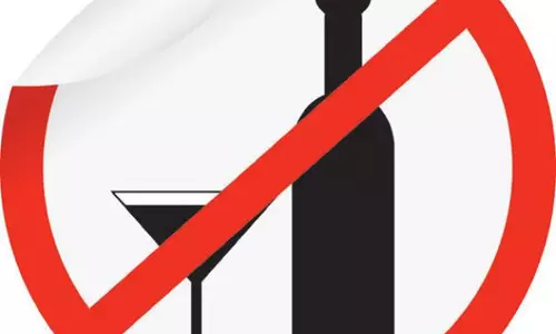 പന്ത്രണ്ട് വയസുകാരിയെ പിതാവ് നിര്‍ബന്ധിച്ച് മദ്യം കുടിപ്പിച്ചു; കുട്ടി ആശുപത്രിയില്‍