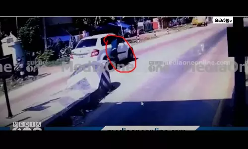 ടോൾ പ്ലാസ ജീവനക്കാരന് കാർ യാത്രികരുടെ മർദനം; ഓടുന്ന കാറിൽ റോഡിലൂടെ വലിച്ചിഴച്ചു ടോൾ പ്ലാസ ജീവനക്കാരന് കാർ യാത്രികരുടെ മർദനം; ഓടുന്ന കാറിൽ റോഡിലൂടെ വലിച്ചിഴച്ചു