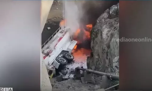 ഫുജൈറയിൽ എണ്ണടാങ്കർ മറിഞ്ഞ് തീപിടിച്ച് ജീവനക്കാരടക്കം ഏഴ് പേർക്ക് പരിക്ക്