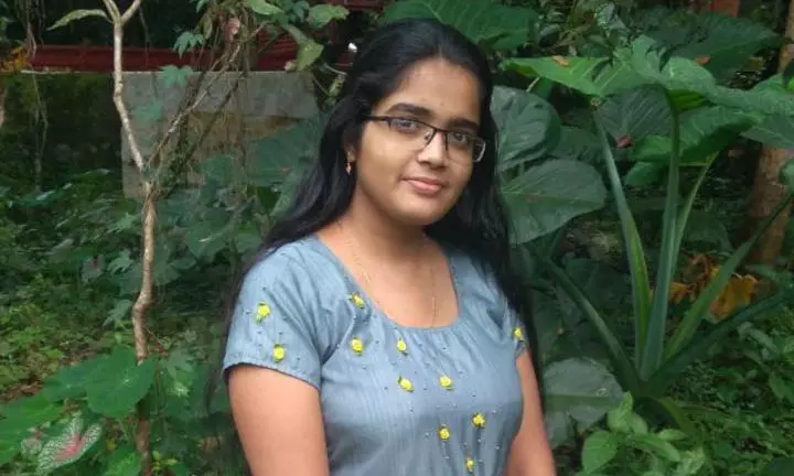 അങ്കമാലിയില്‍ കോളേജ് വിദ്യാര്‍ഥിനി ട്രയിനിടിച്ച് മരിച്ചു