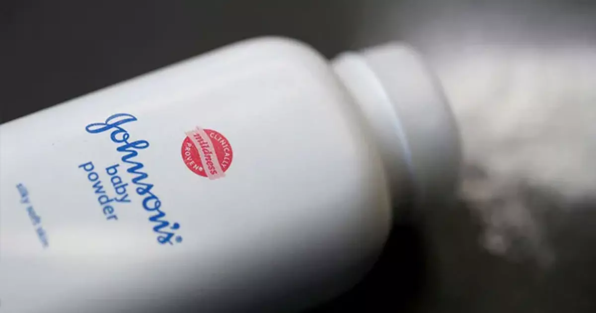 കേസുകൾ കുമിഞ്ഞുകൂടി; ജോൺസൺ ആൻഡ് ജോൺസൺ ടാൽക് അധിഷ്ഠിത ബേബി പൗഡർ പിൻവലിക്കുന്നു കേസുകൾ കുമിഞ്ഞുകൂടി; ജോൺസൺ ആൻഡ് ജോൺസൺ ടാൽക് അധിഷ്ഠിത ബേബി പൗഡർ പിൻവലിക്കുന്നു