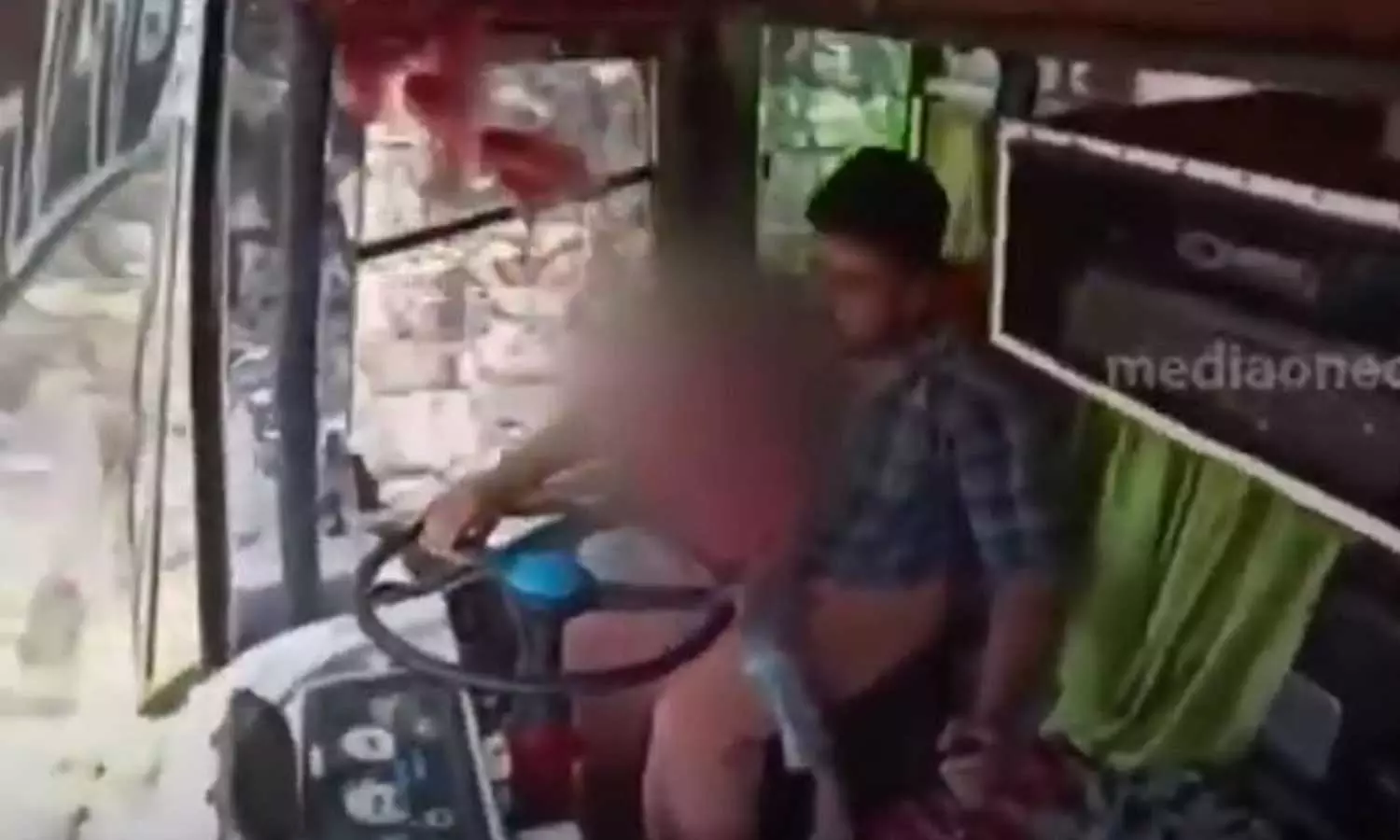 കുട്ടിയെക്കൊണ്ട് പൊതുനിരത്തിൽ ബസ് ഓടിപ്പിച്ചു; പരാതി കുട്ടിയെക്കൊണ്ട് പൊതുനിരത്തിൽ ബസ് ഓടിപ്പിച്ചു; പരാതി