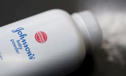 കേസുകൾ കുമിഞ്ഞുകൂടി; ജോൺസൺ ആൻഡ് ജോൺസൺ ടാൽക് അധിഷ്ഠിത ബേബി പൗഡർ പിൻവലിക്കുന്നു