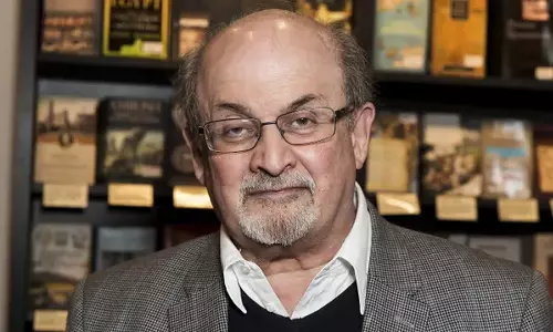 എഴുത്തുകാരൻ സൽമാൻ റുഷ്ദിക്ക് കുത്തേറ്റു; അക്രമി പിടിയില്‍