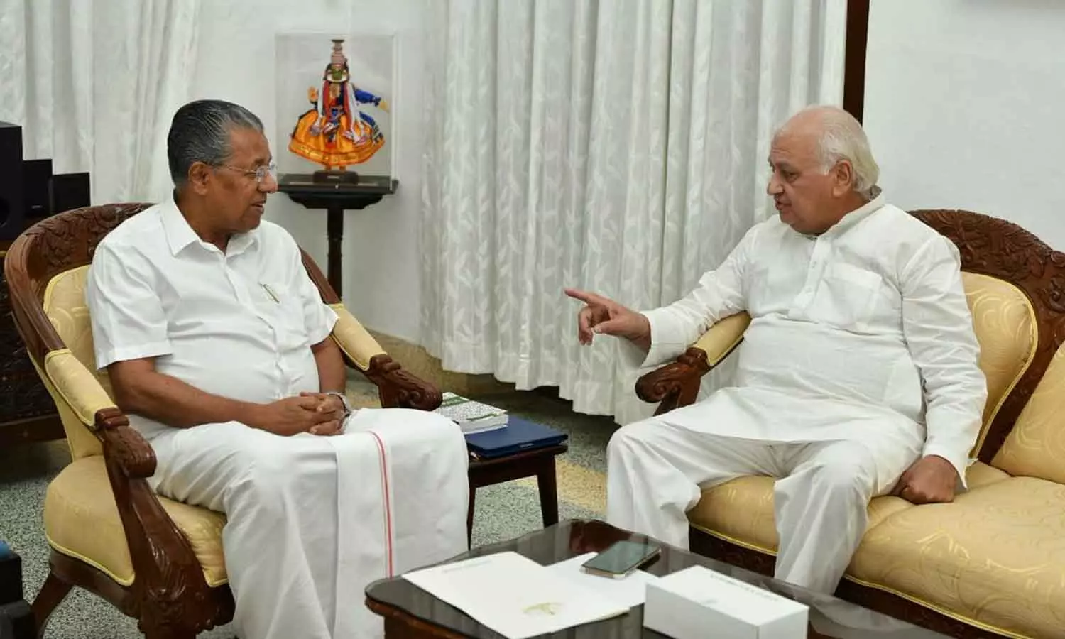 ഗവർണറെ നേരിടാനുറച്ച് സിപിഎം; സർക്കാർ മൗനം പാലിക്കും ഗവർണറെ നേരിടാനുറച്ച് സിപിഎം; സർക്കാർ മൗനം പാലിക്കും