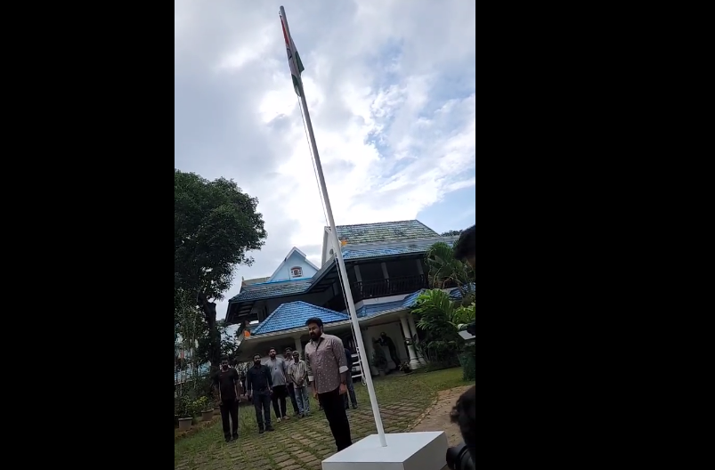ഹർ ഘർ തിരം​ഗയിൽ പങ്കാളിയായി മോഹൻലാൽ; എളമക്കരയിലെ വീട്ടില്‍ ദേശീയപതാക ഉയര്‍ത്തി