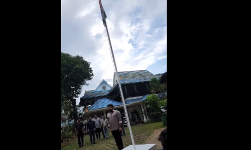 ഹർ ഘർ തിരം​ഗയിൽ പങ്കാളിയായി മോഹൻലാൽ; എളമക്കരയിലെ വീട്ടില്‍ ദേശീയപതാക ഉയര്‍ത്തി