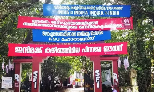 വർഗീയതയും കമ്മ്യൂണിസവും ഒരുമിച്ച് ശ്രമിച്ചിട്ടും ഇന്ത്യ പറഞ്ഞത് ഇന്ത്യ ഈസ് ഇന്ദിര; മഹാരാജാസിൽ ബാനർ യുദ്ധം മുറുകുന്നു
