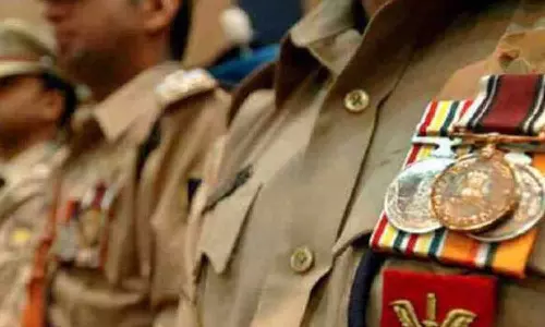 മന്ത്രി പി. രാജീവിനെ വഴിതെറ്റിച്ചെന്ന പരാതിയിൽ സസ്‌പെൻഡ് ചെയ്യപ്പെട്ട ഉദ്യോഗസ്ഥന് മുഖ്യമന്ത്രിയുടെ പൊലീസ് മെഡൽ