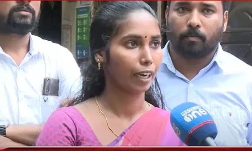 ദേശീയ പതാകയെ പേടിയാണോ? ചെങ്കൊടിയാണെങ്കിൽ വാങ്ങുമല്ലോ; ഫോട്ടോയെടുക്കാൻ വിസമ്മതിച്ച പഞ്ചായത്ത് പ്രസിഡന്റിനെ അധിക്ഷേപിച്ചതായി പരാതി